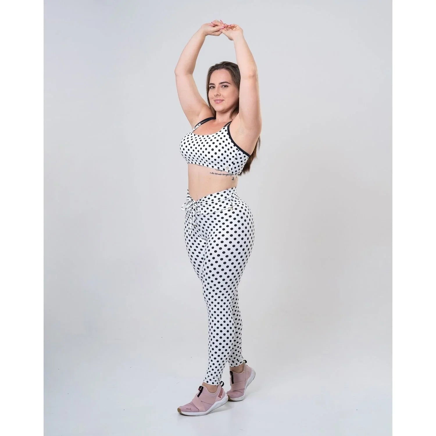 Calça Legging fitness Slim Branca com poá preta empina bumbum