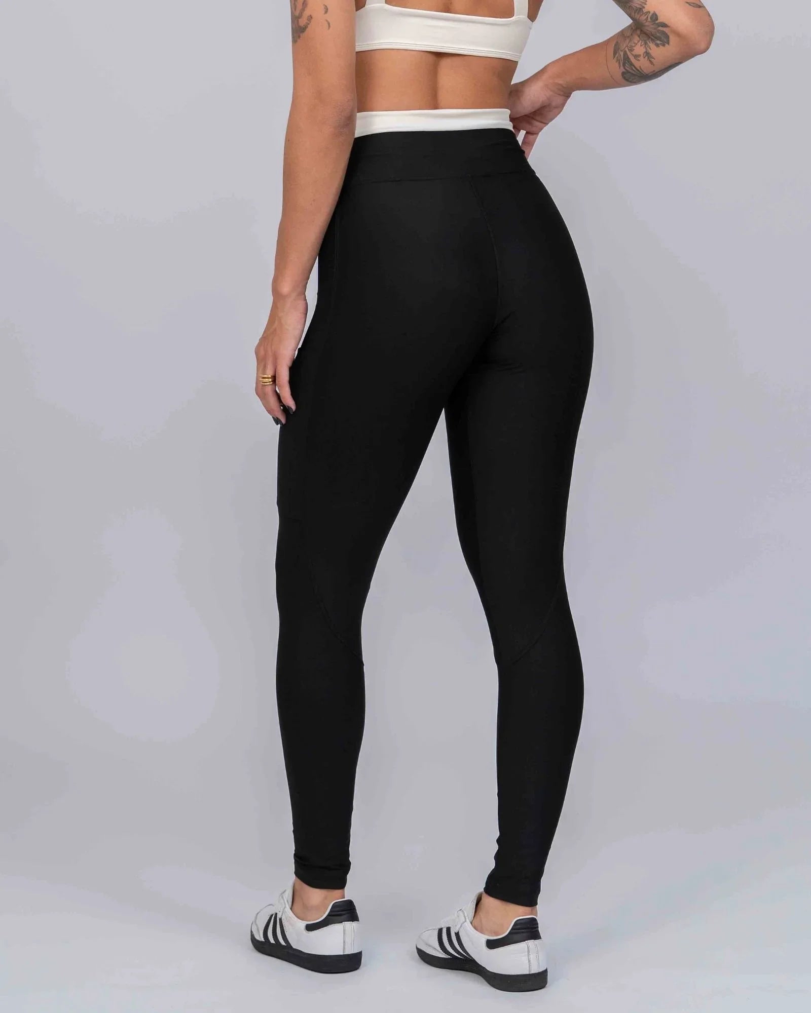 Calça Classic Duo Super Black com Off White Compressão com bolso