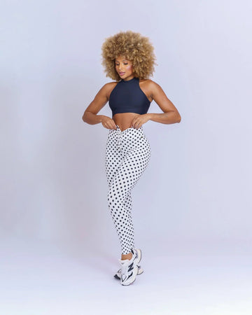Calça Legging fitness Slim Branca com poá preta empina bumbum
