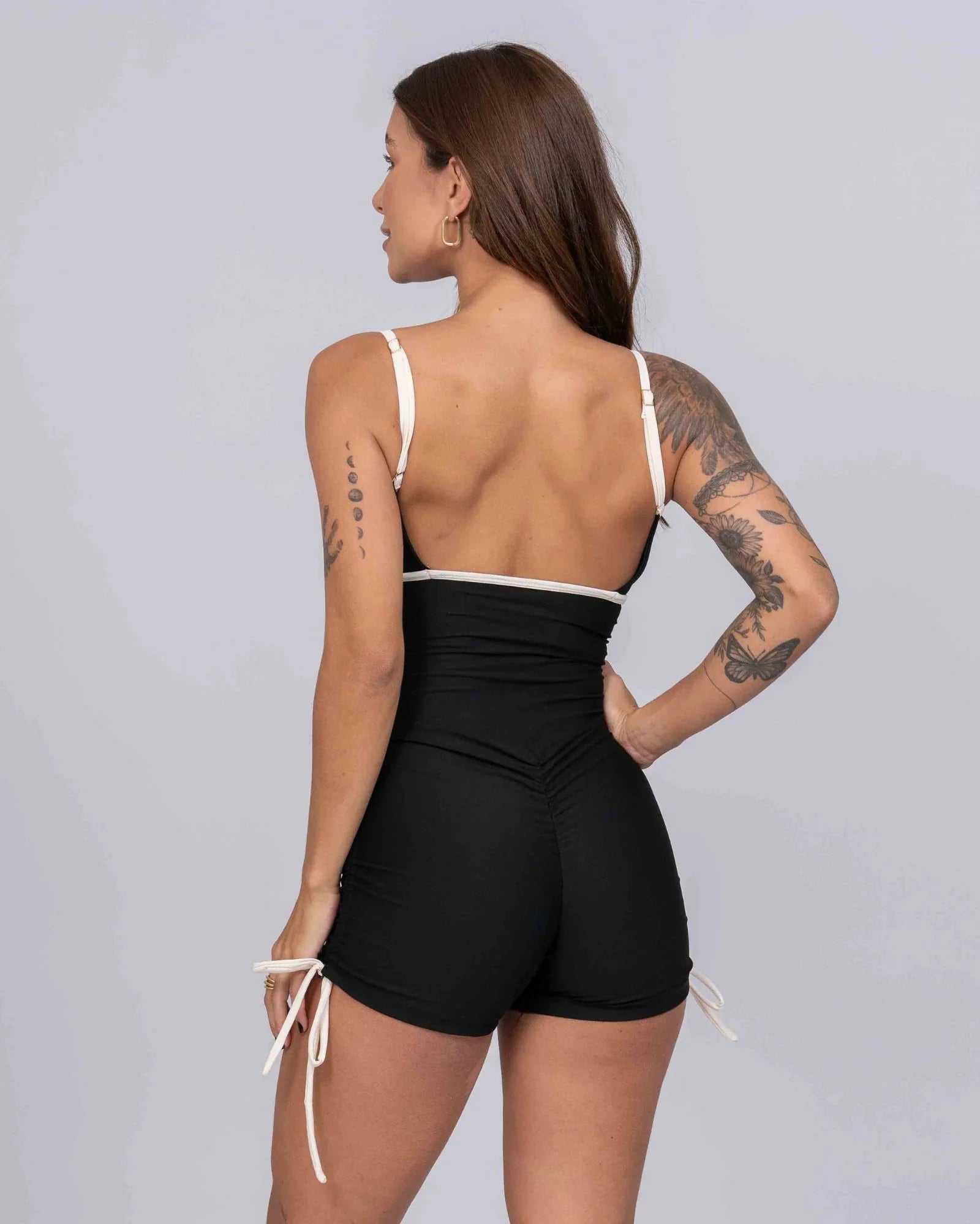 Macaquinho Fitness new Pérola Super Black e viés Off White empina bumbum