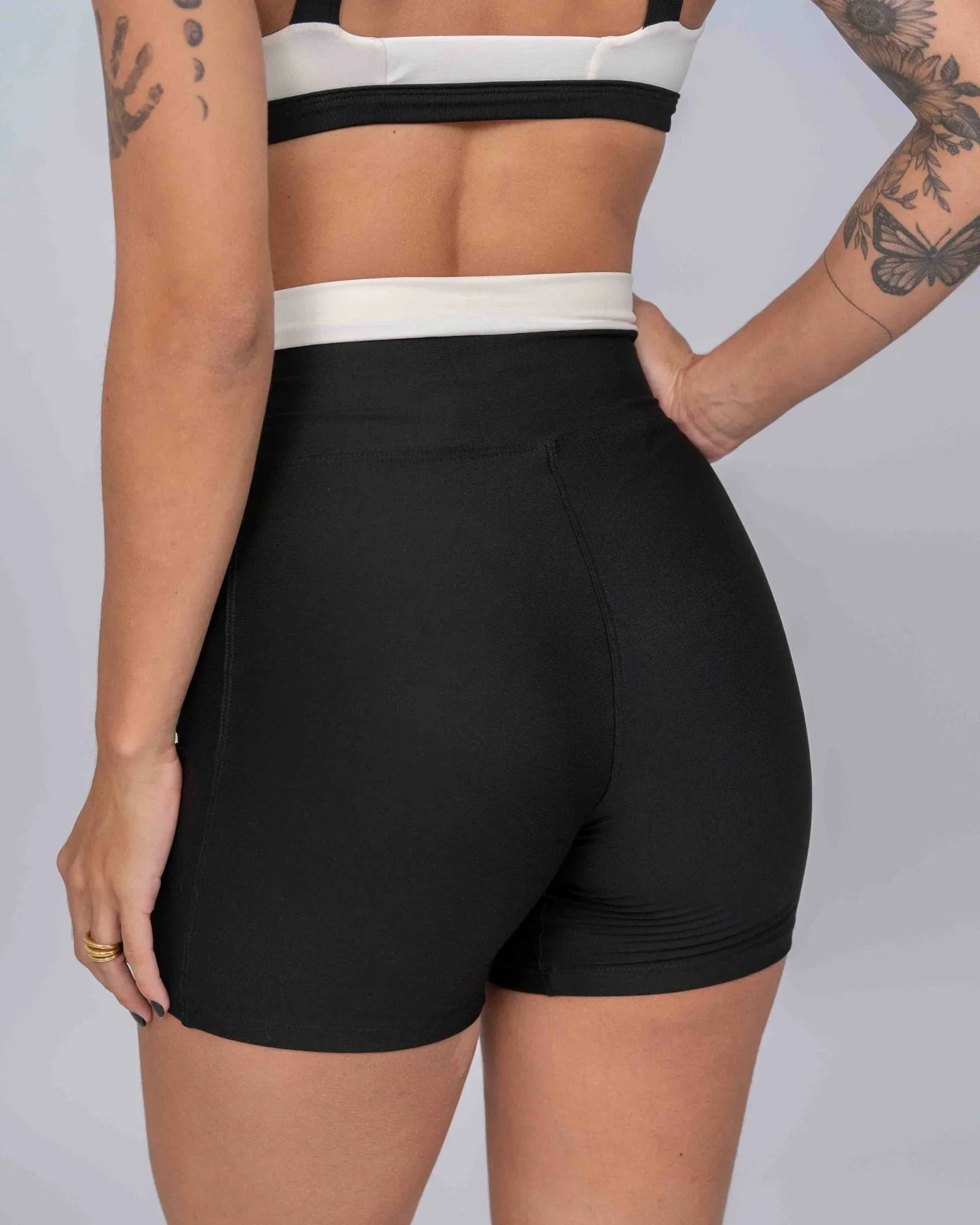 Short Fitness Classic Duo Super Black com Off White com compressão sem empina bumbum