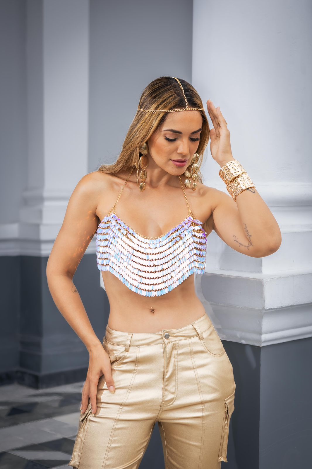 Conjunto Cropped Bordado com Calça Cargo Metalizada Dourada