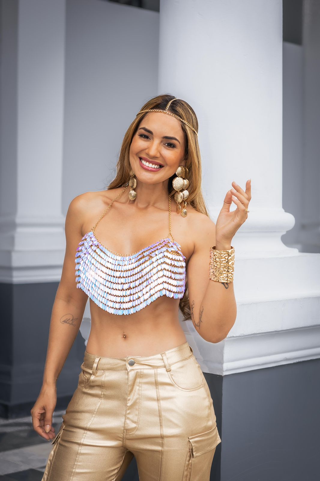 Conjunto Cropped Bordado com Calça Cargo Metalizada Dourada