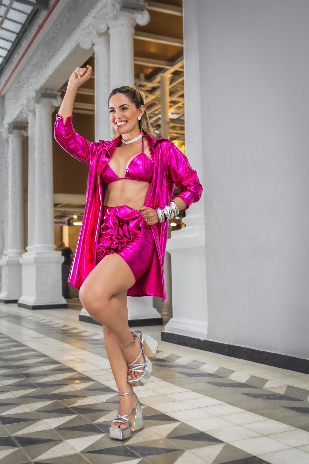 Conjunto Pink Vinil com Saia Drapeada, top e terceira peça.