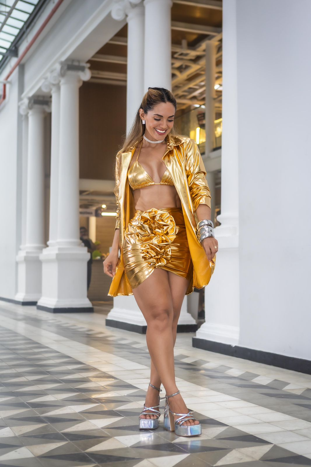 Conjunto Gold Vinil com Saia Drapeada, top e terceira peça.