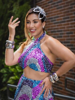 Conjunto Paetê Colorido Top Gola Alta com Saia Assimétrica