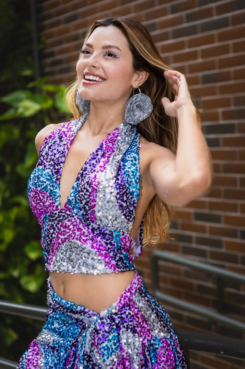 Conjunto Paetê Colorido Top Frente Única com Saia Transpassada