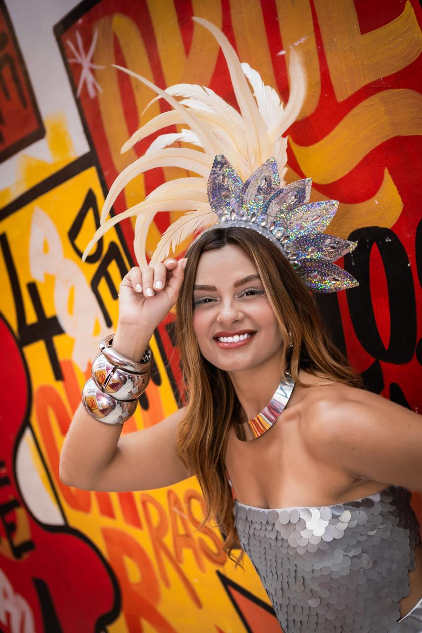 Vestido Tomara que Caia Metalizado Prata com Aplicação de Paetês