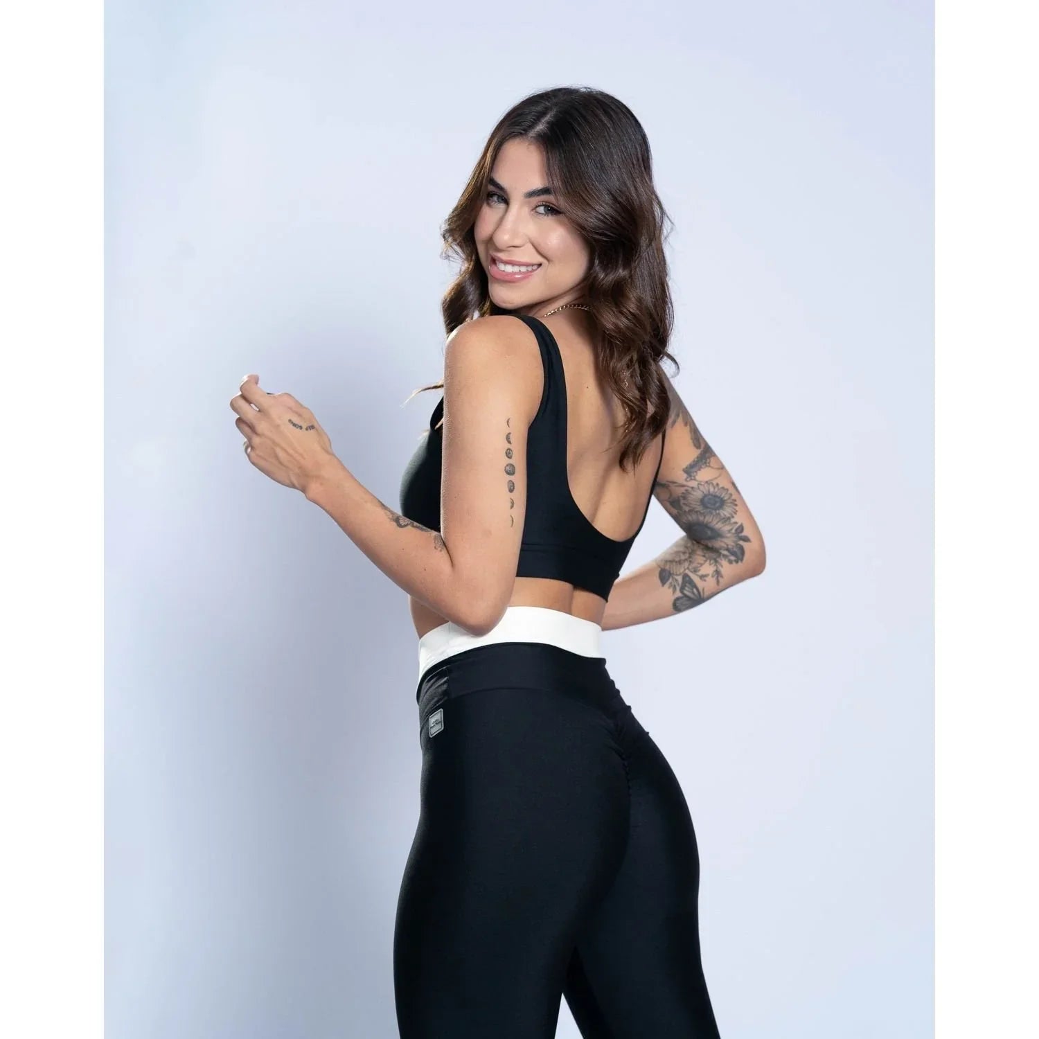 Calça legging fitness Duo Super Black com Off White empina bumbum